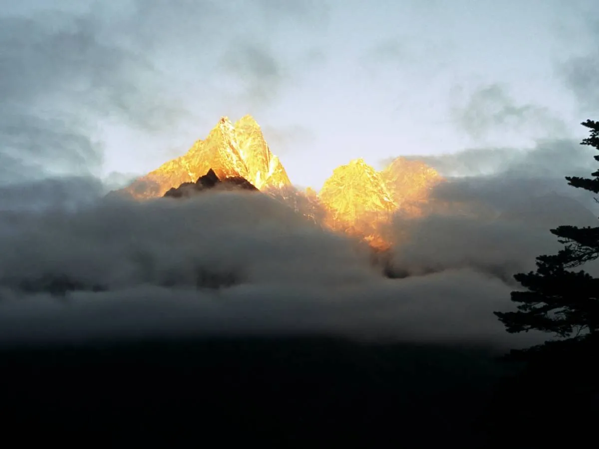Beautiful sunrise seen from Manung kot danda