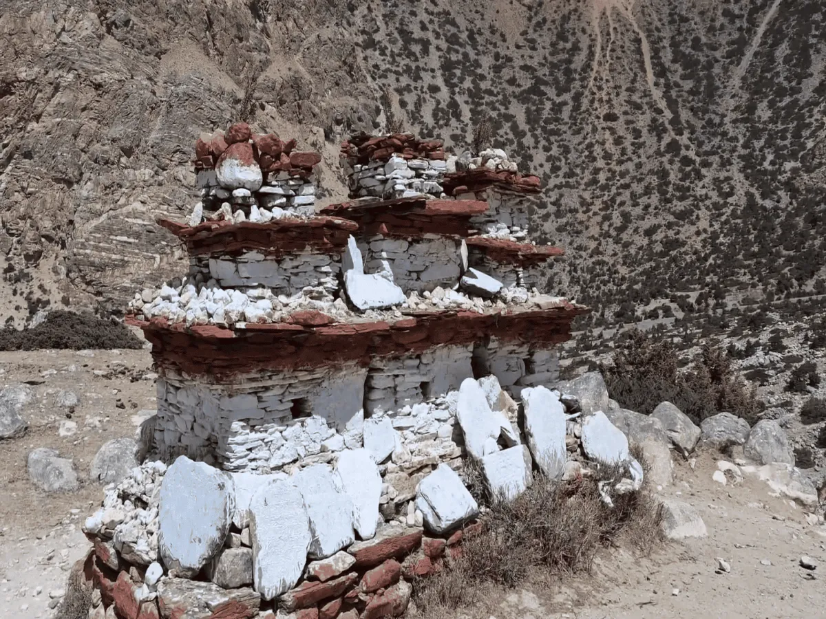 Small chorten on the way to Nar Phu