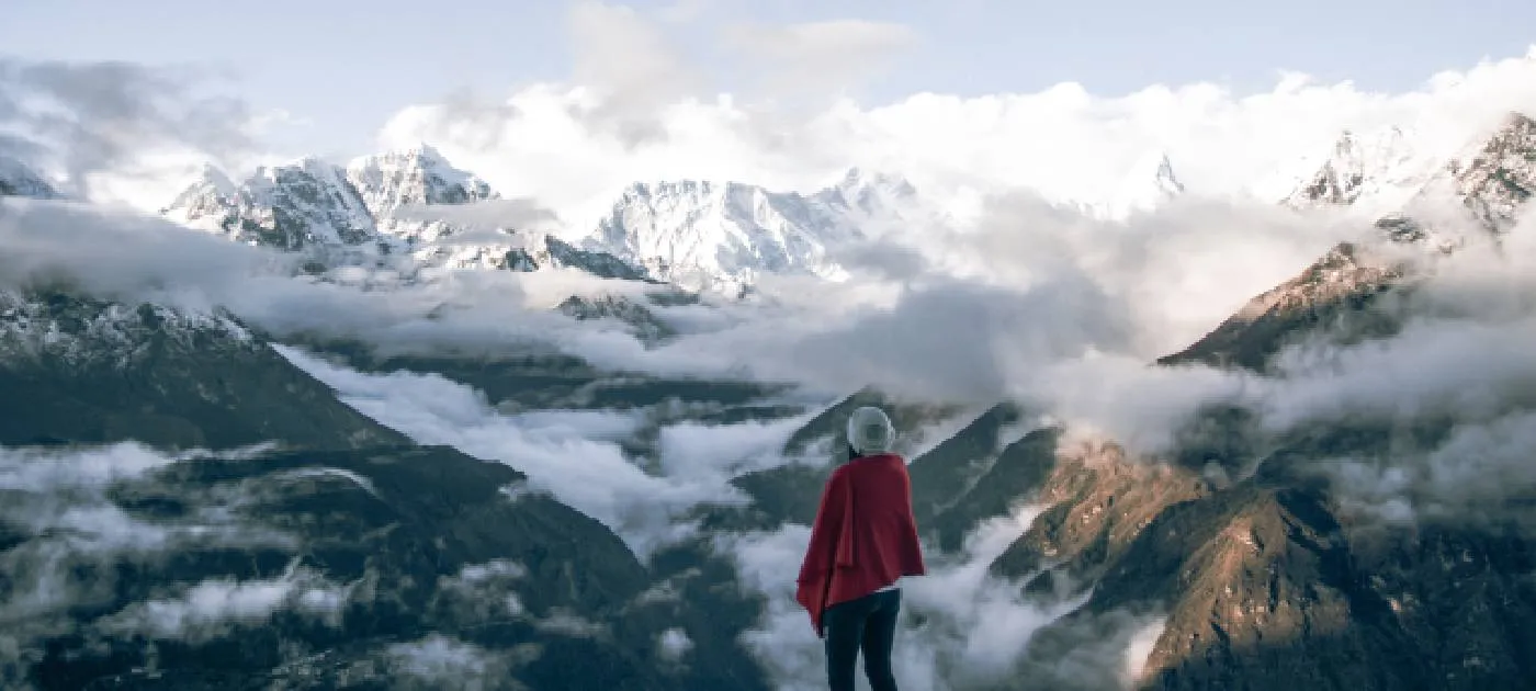 Us citizen watching Everest mountains