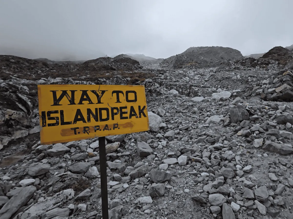 Way to Island peak direction board