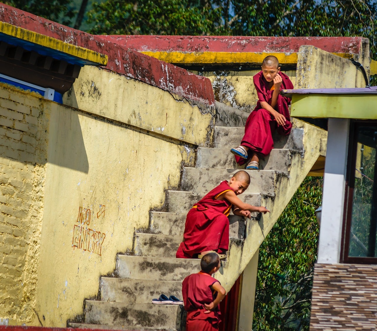 🖼️ Alt Text:Buddhist monks (lamas) relaxing and enjoying their time in the monastery, with peaceful surroundings. 