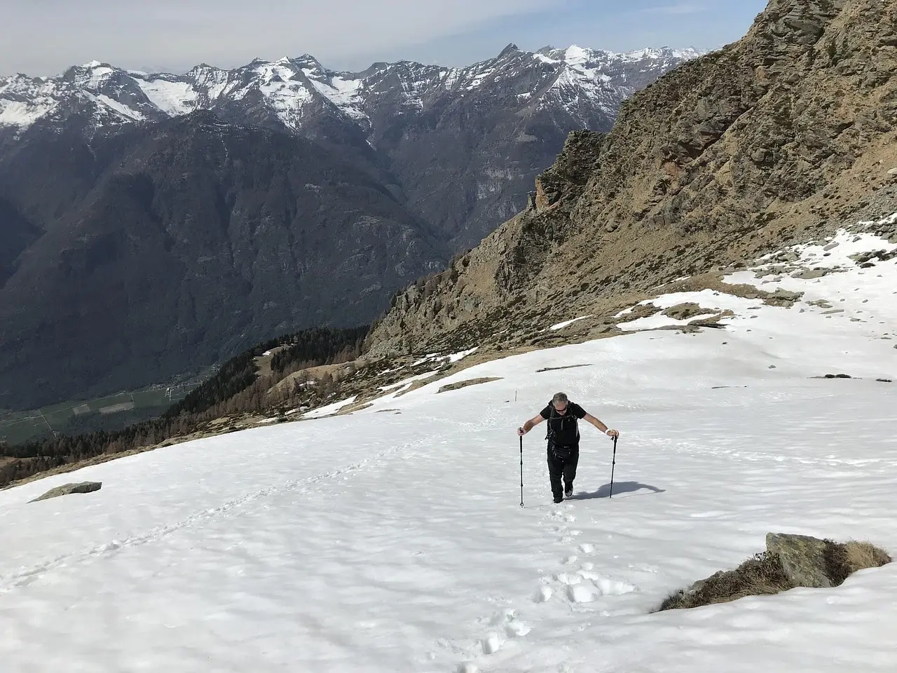 A trekker makes their way along the scenic trail to Annapurna, surrounded by majestic Himalayan peaks and breathtaking landscapes.