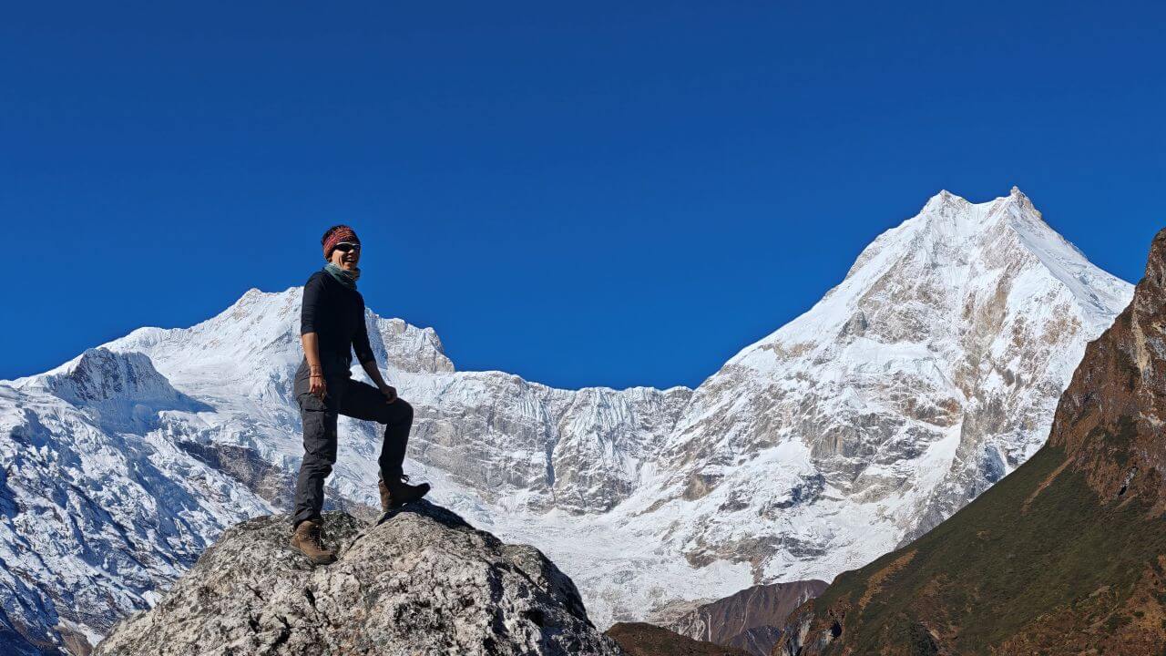 Female guide in Nepal at Manaslu Circuit