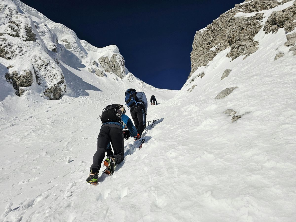 People doing Everest expedition