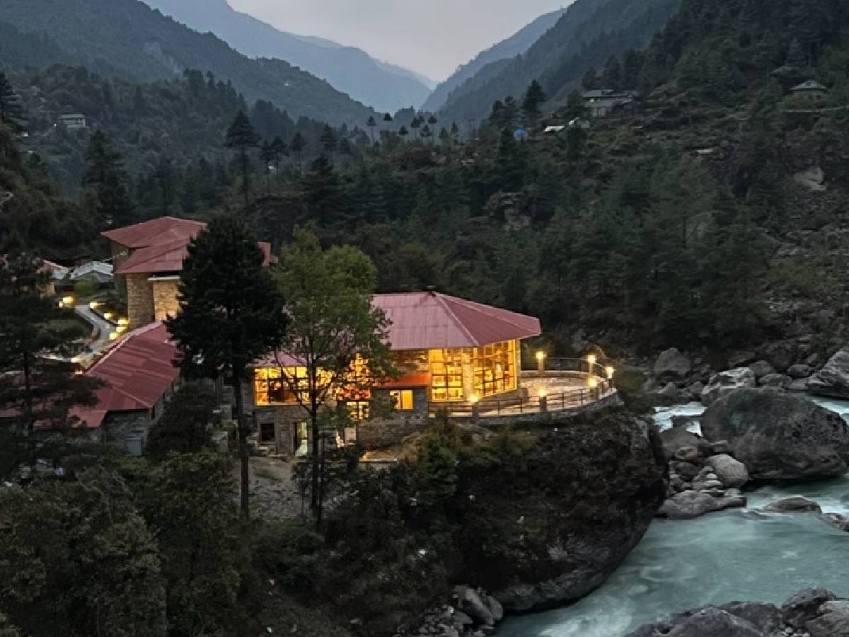 Scenic tea house near Dudh Koshi River