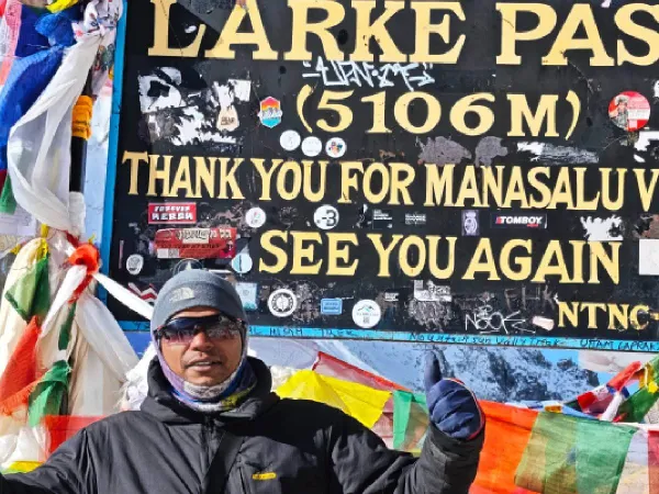 Trekking Guide At Larke Pass 2