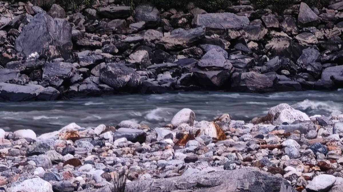 beautiful-bhotekoshi-river-at-syabrubesi