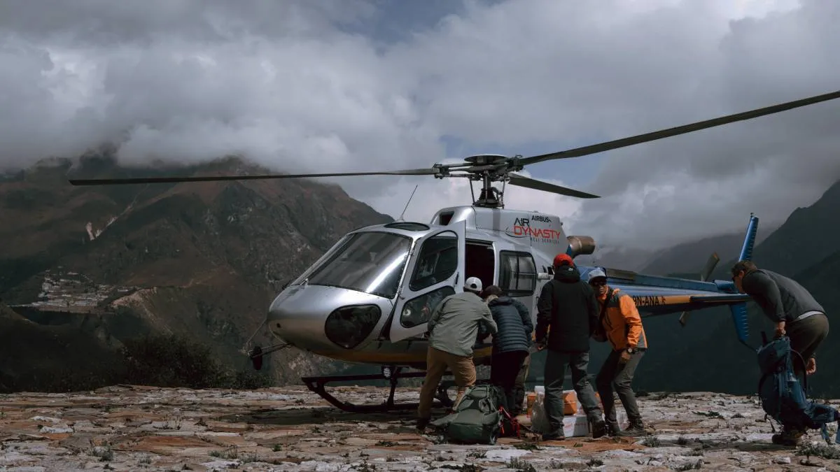 heli-flight-from-kalapatthar