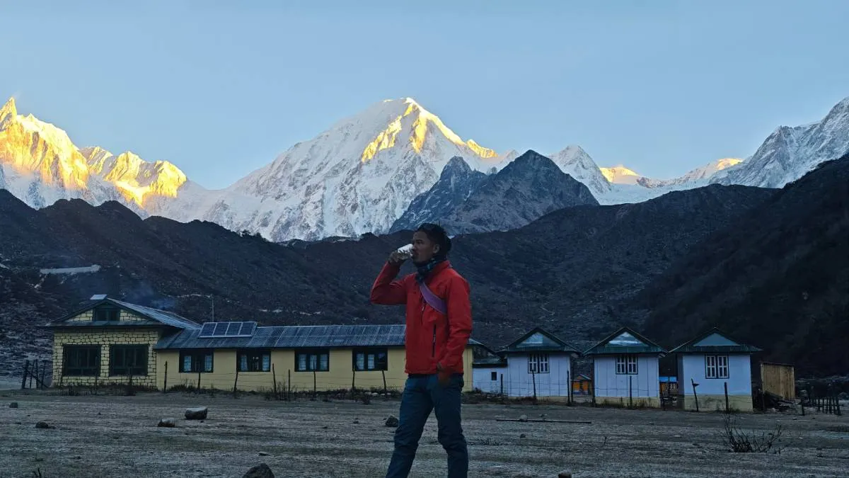 mountain-views-and-trekker-at-larke-phedi-dharamshala