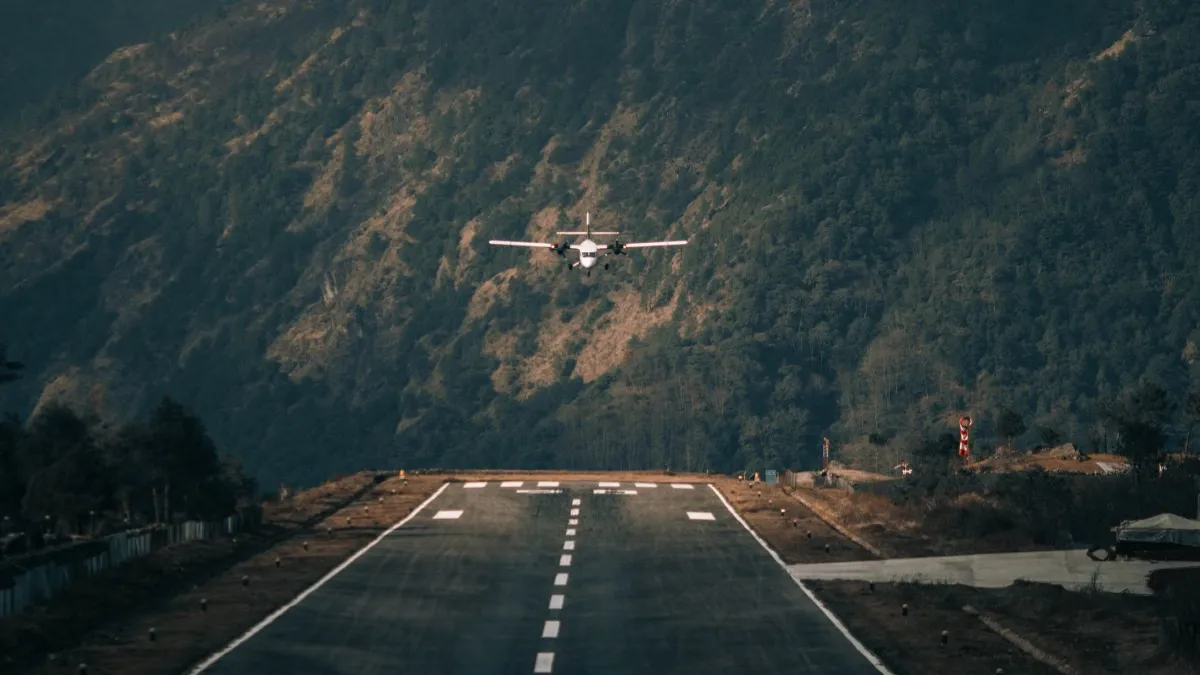 plane-descending-towards-lukla-airport