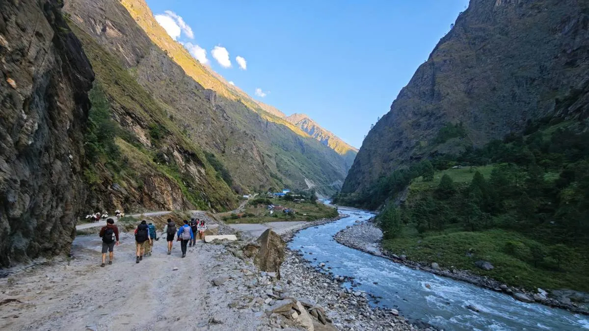 trails-of-langtang-valley-leading-to-lama-hotel
