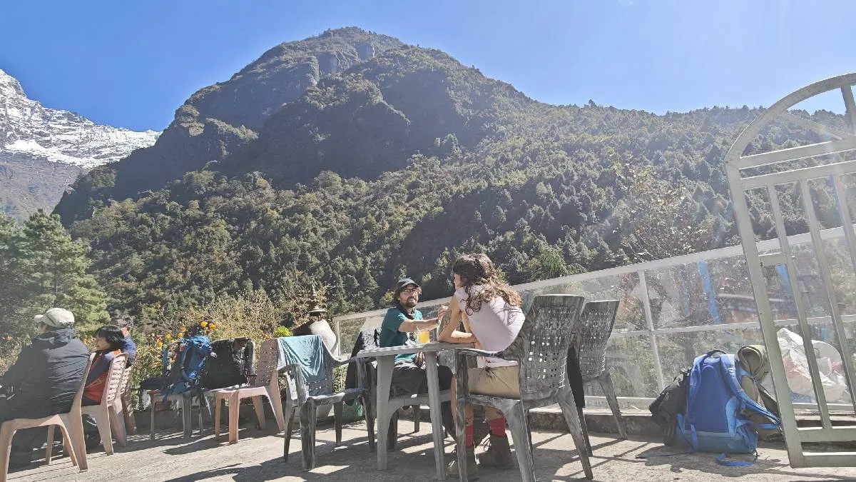 trekker-having-breakfast-at-tilije-village