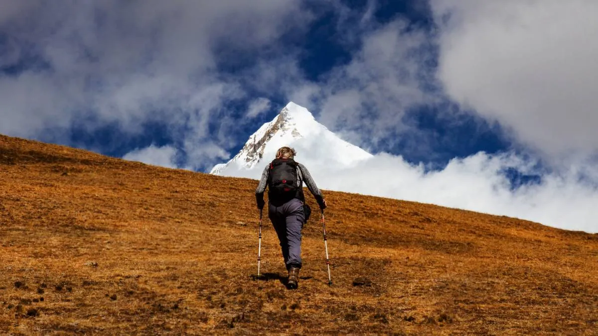 trekker-walking-at-lobuche-village
