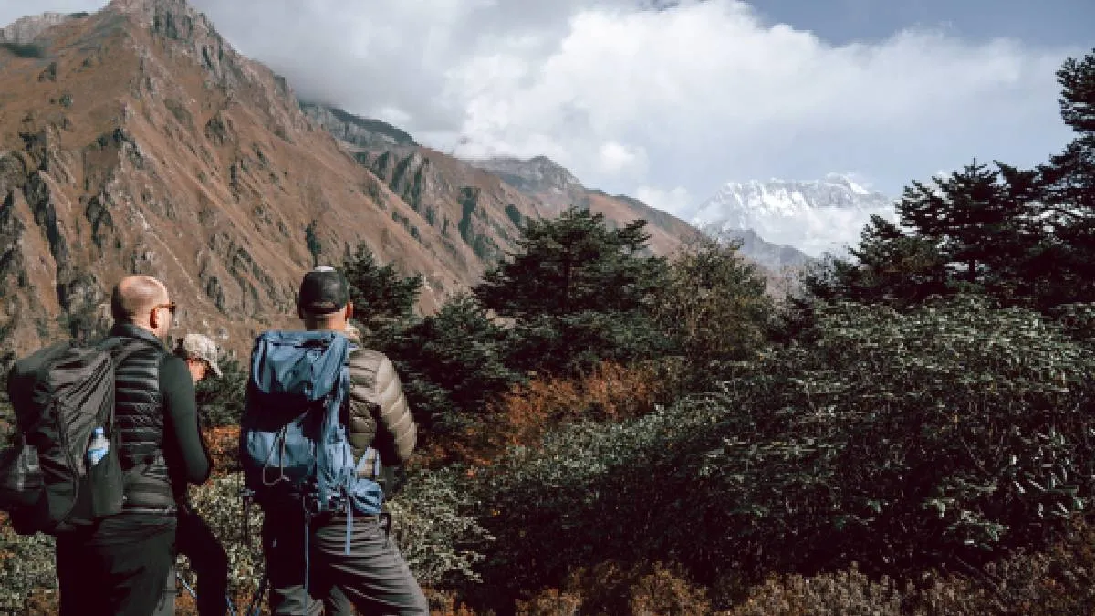 trekkers-walking-at-dingboche